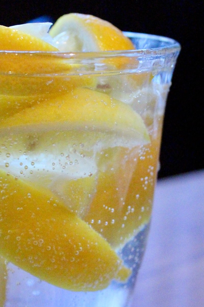 本当に酸っぱい！生レモンのドリンクはいかが？