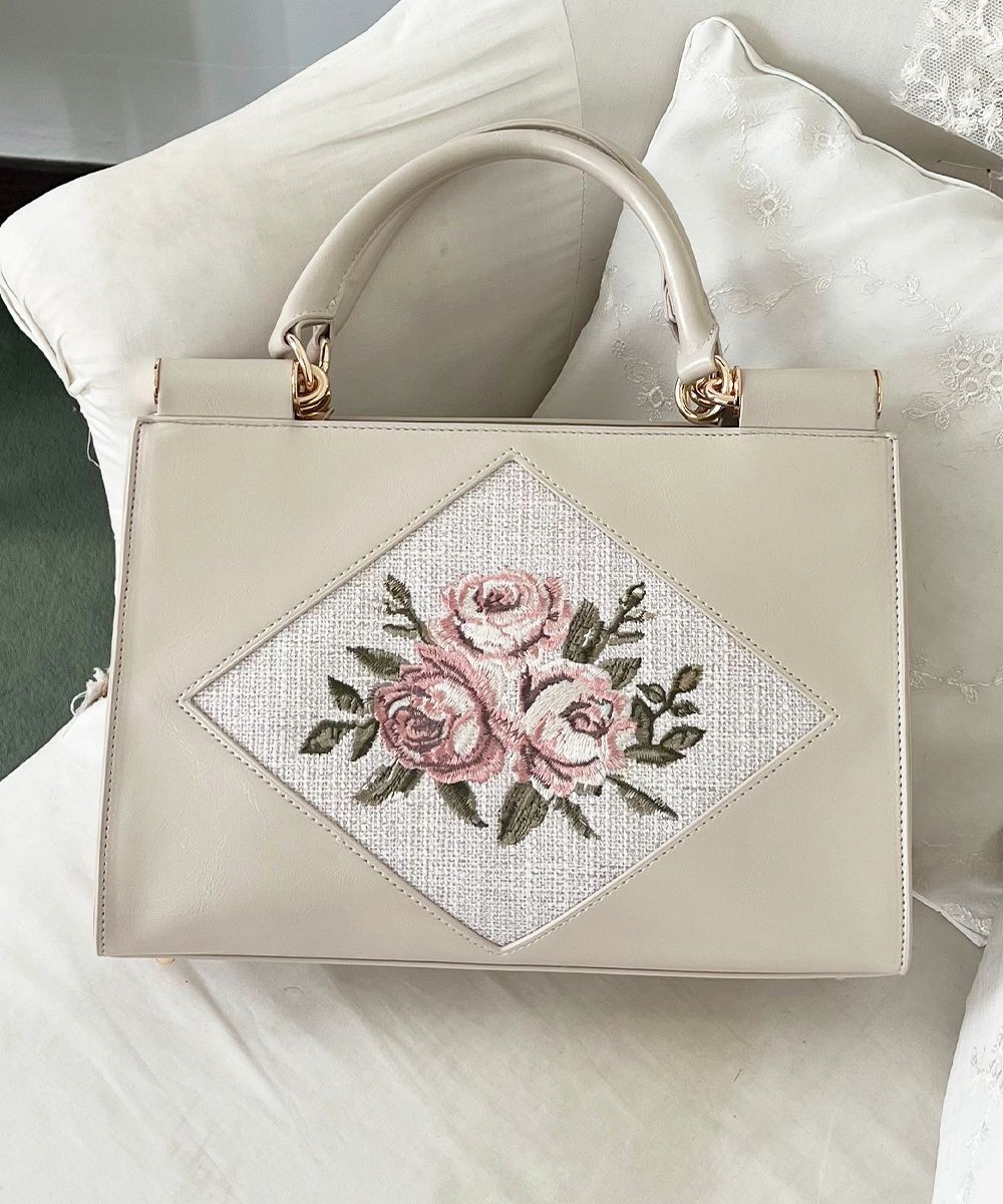 ダイヤ型のフレームに繊細なローズの刺繍を施したハンドバッグ👜