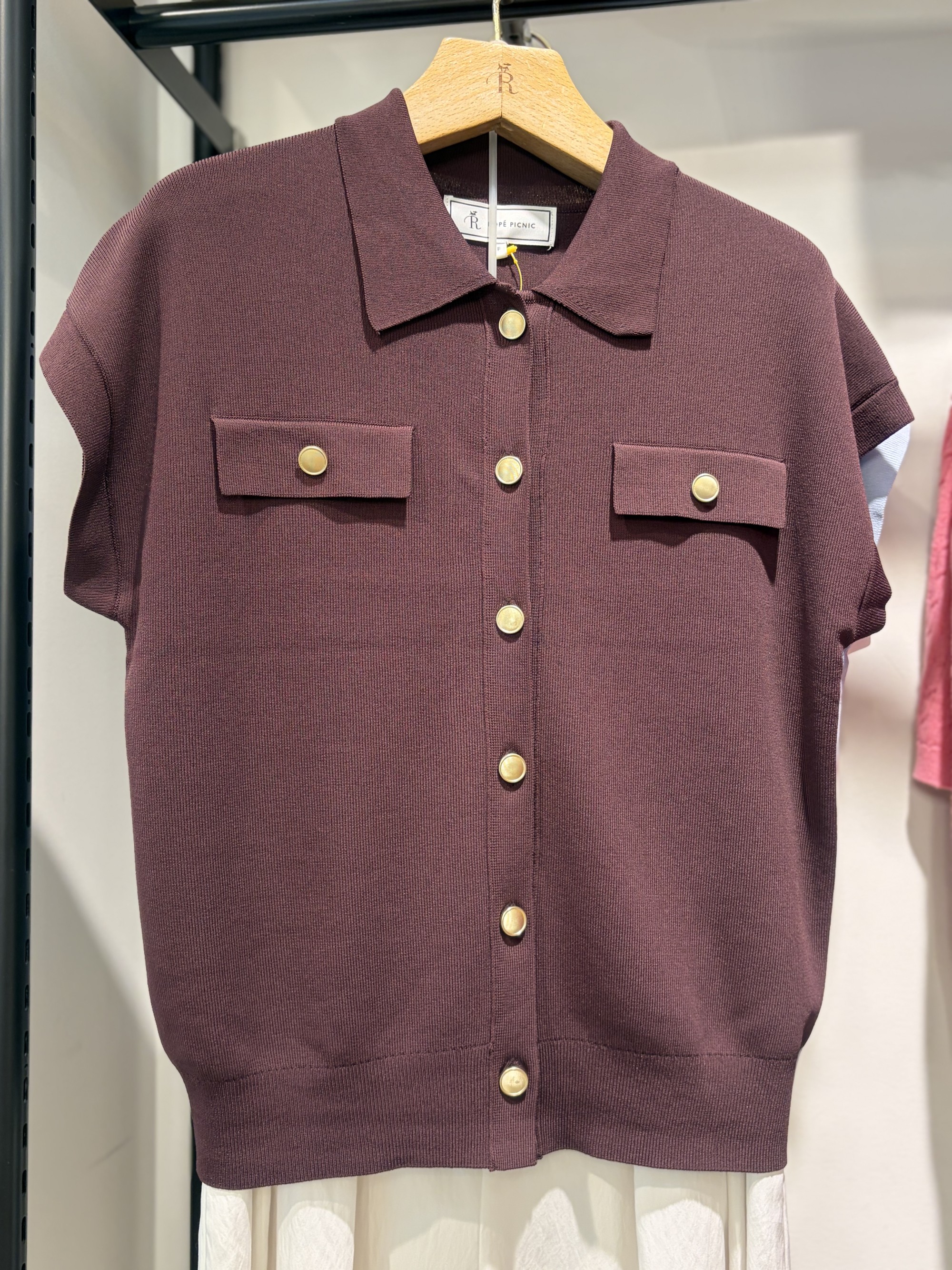 【金ボタンが上品に煌めく】ハーフスリーブポロニット