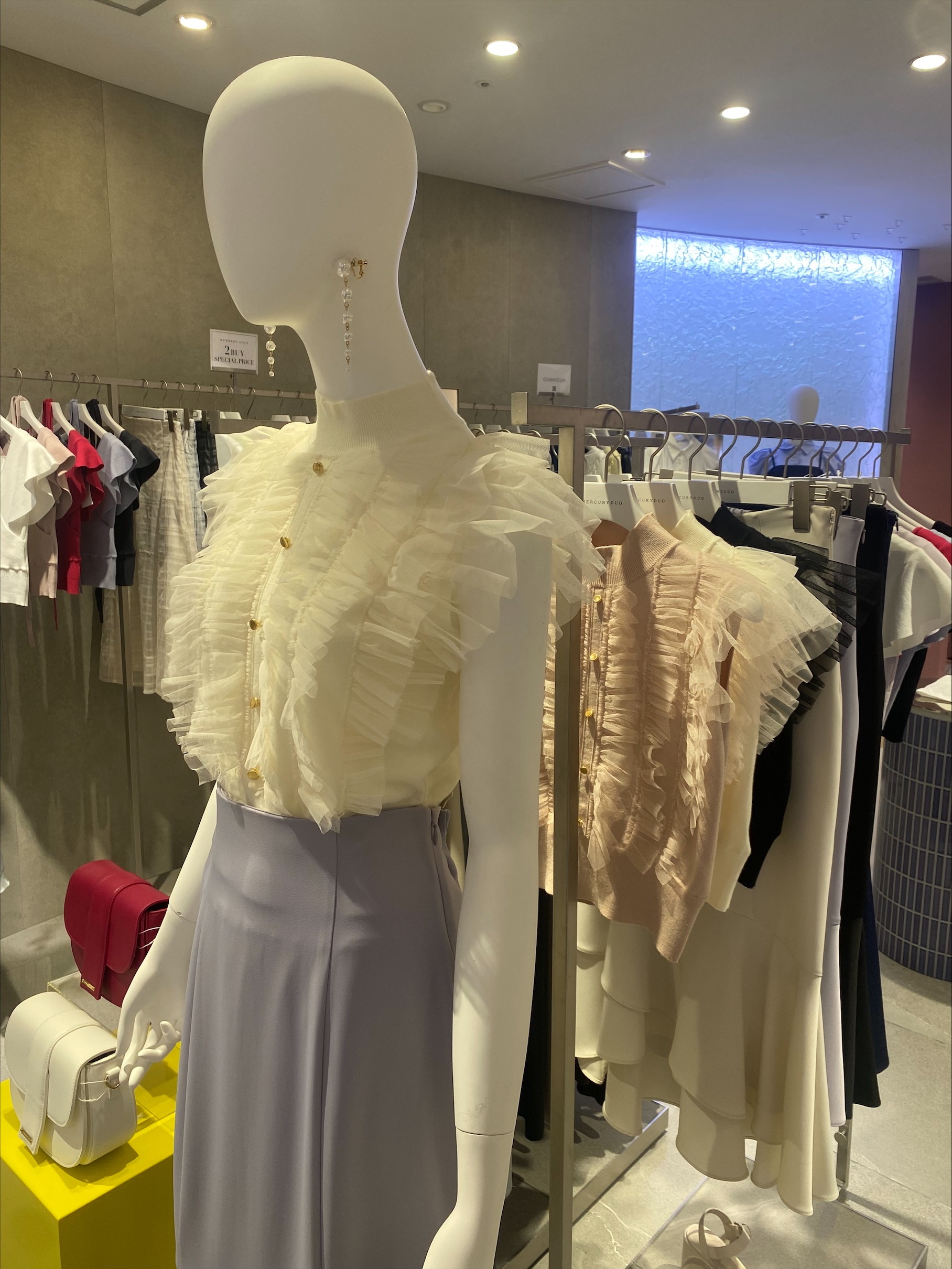 SNSで人気のトップスが再入荷してます！