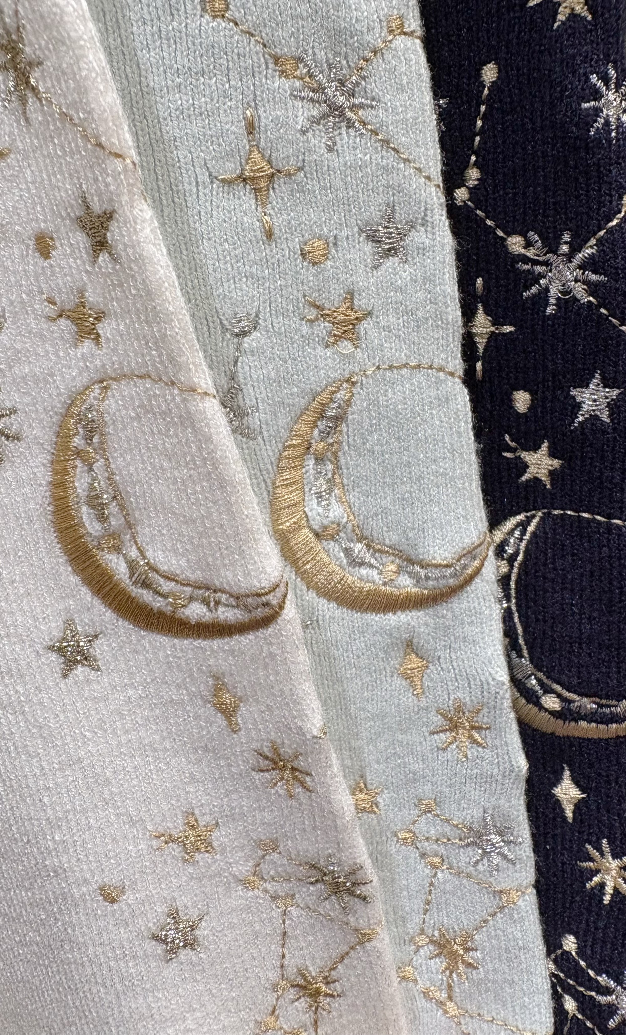 〘キラキラの刺繍とビジューが華やか〙ニットプルオーバー