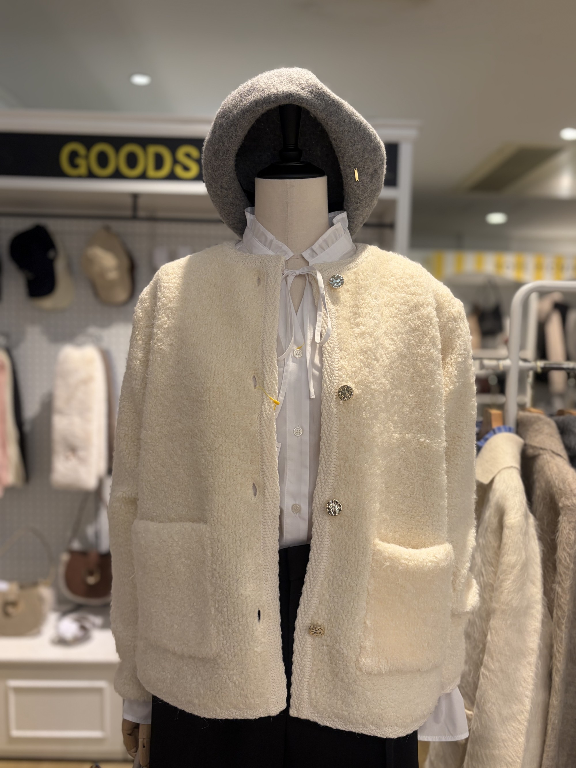 【フリルカラーで甘さをプラス】