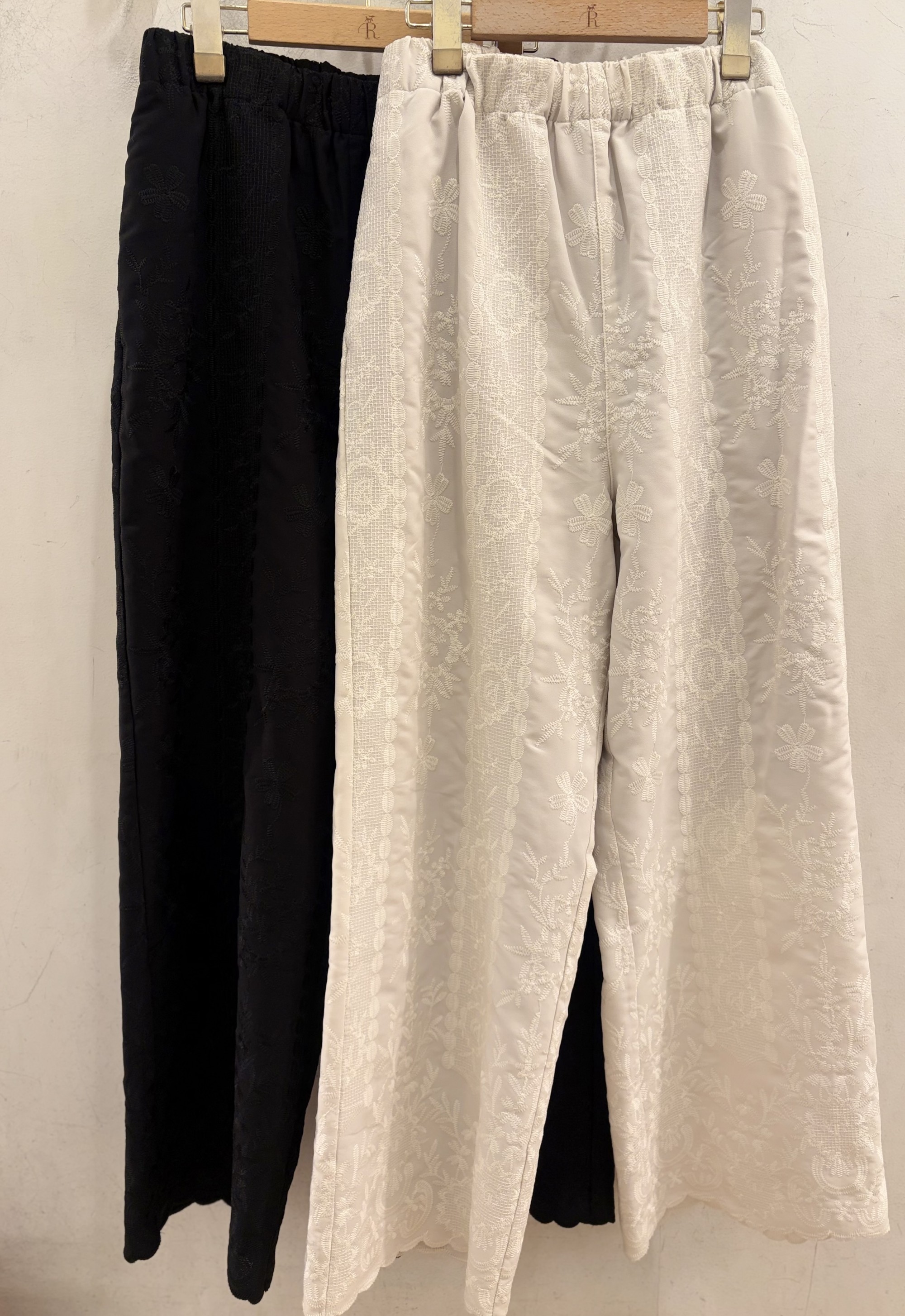 【裏はあたたか表は上品に…】刺繍パンツ