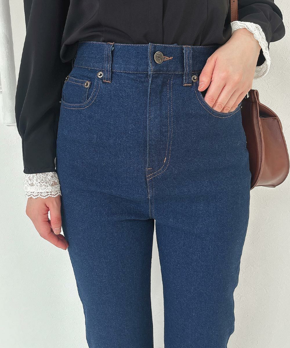 フレンチなコーデに欠かせないデニムパンツ💐
