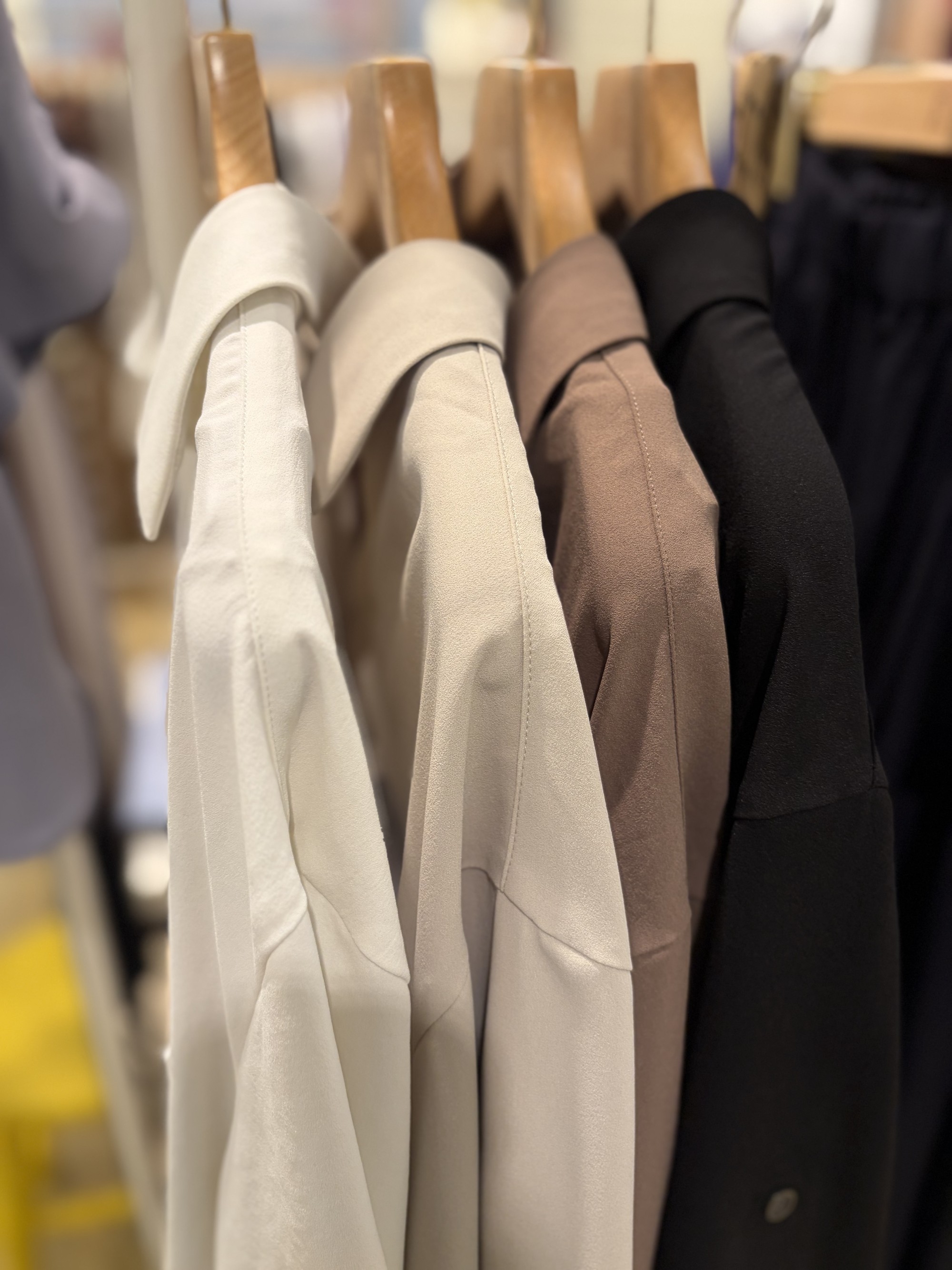 【しなやかなジョーゼットが上品に揺れる】スキッパーブラウス。