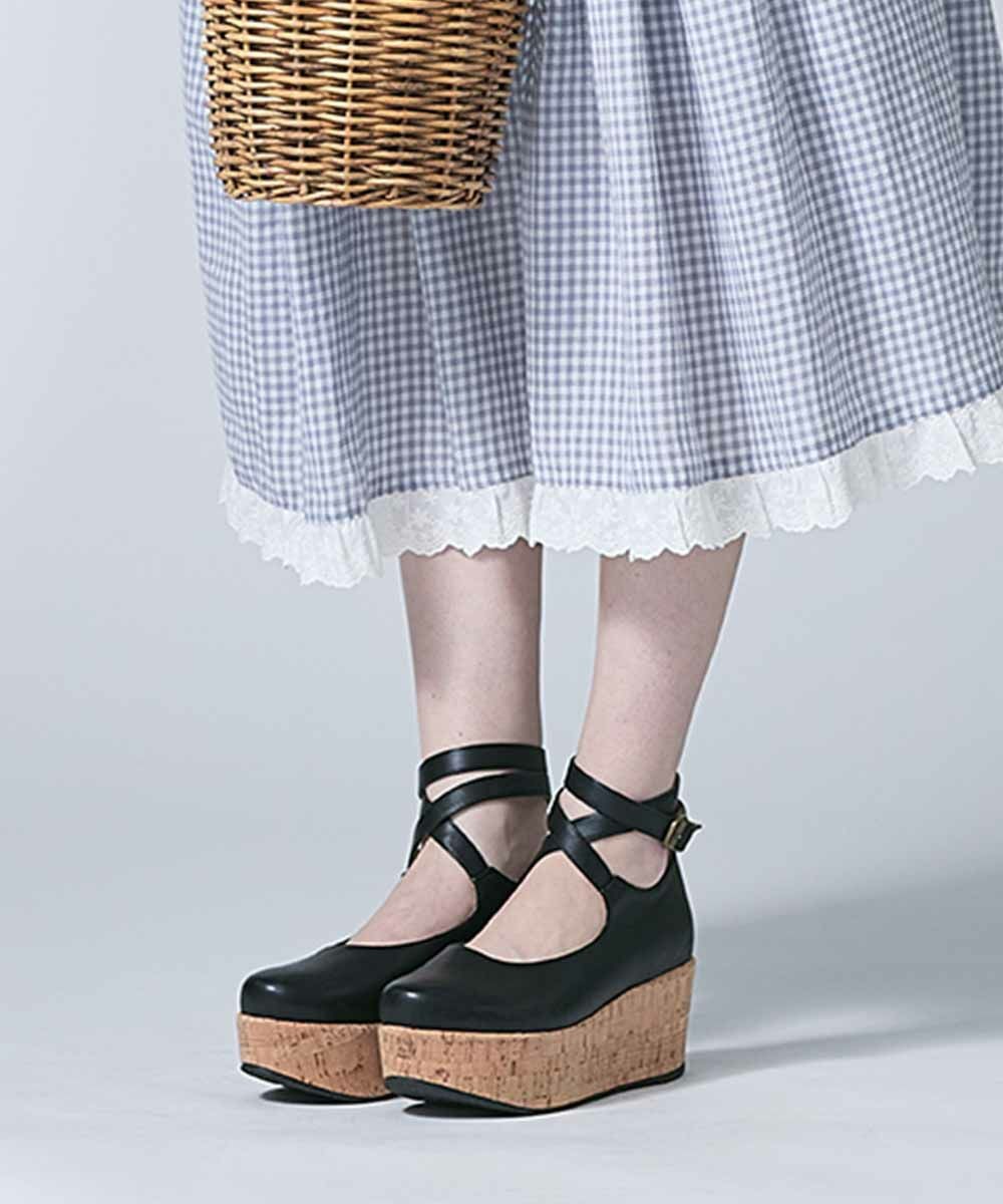 コルク調のソールとクロスストラップがクラシカルなムードたっぷりのパンプス👡