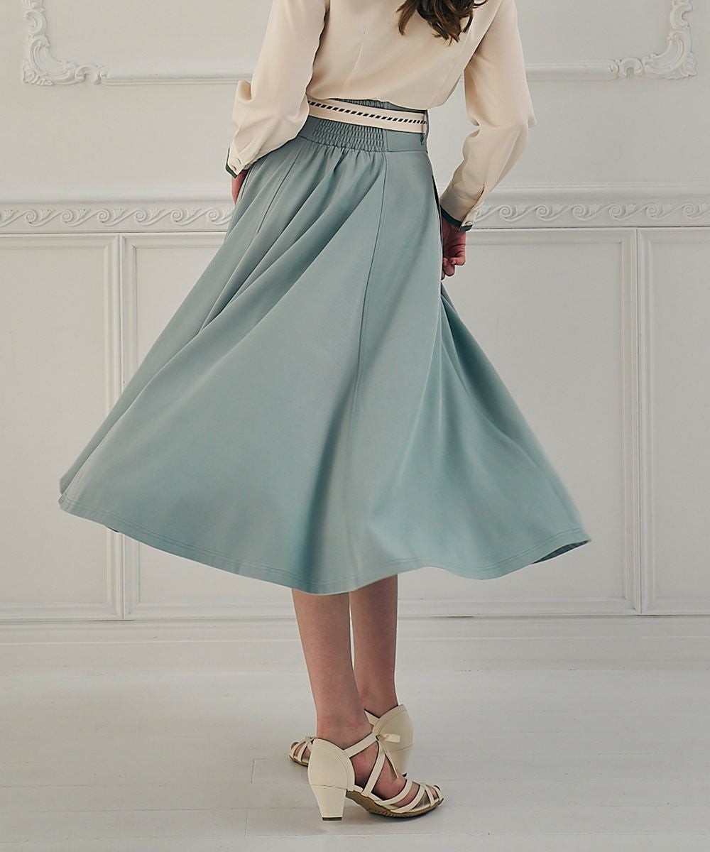 an another angelusオリジナルのロゴ入りスカーフが目を惹く、とびきりクラシカルなスカート。