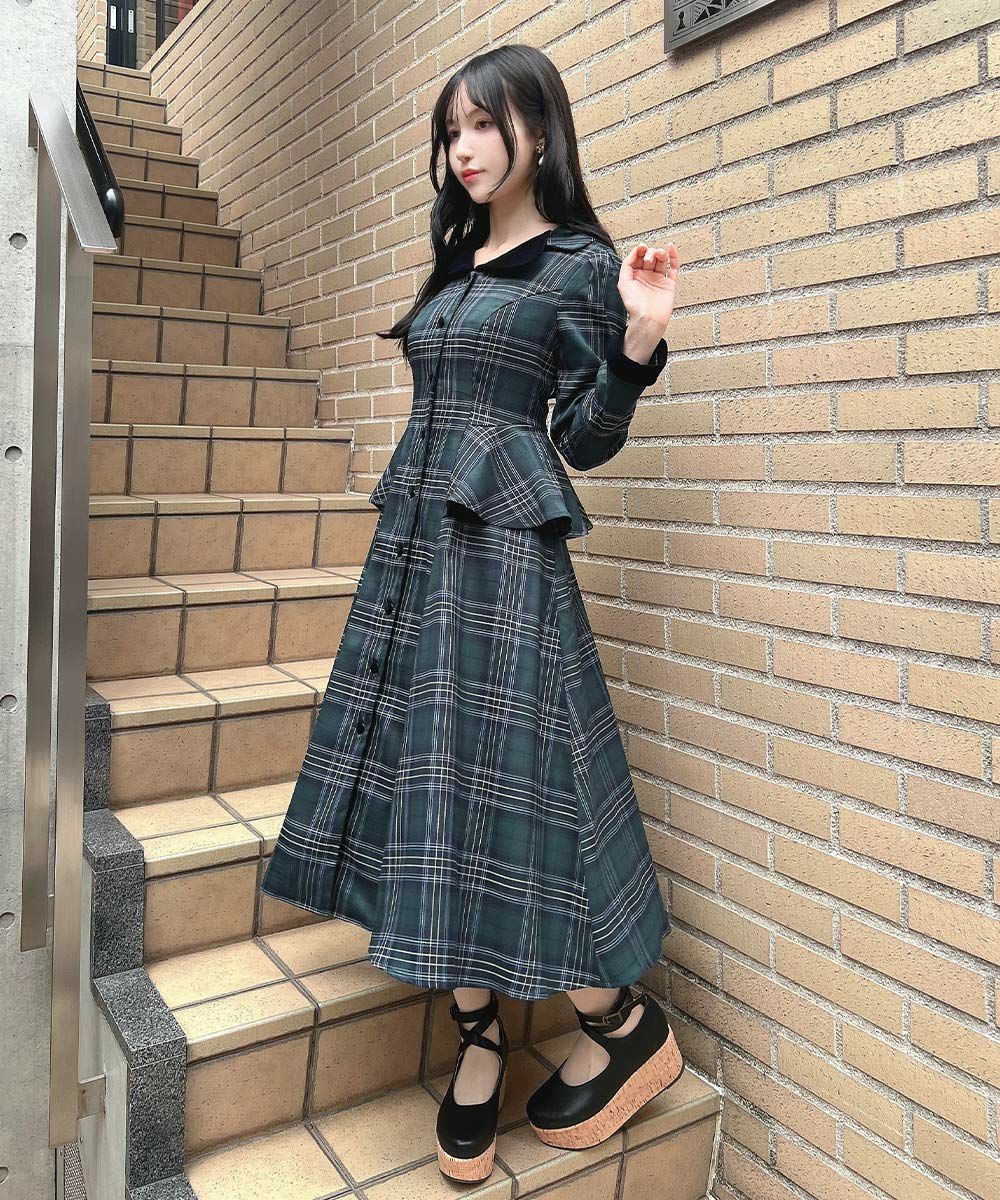 ペプラムシルエットがとびきりクラシカルなチェックワンピース👗