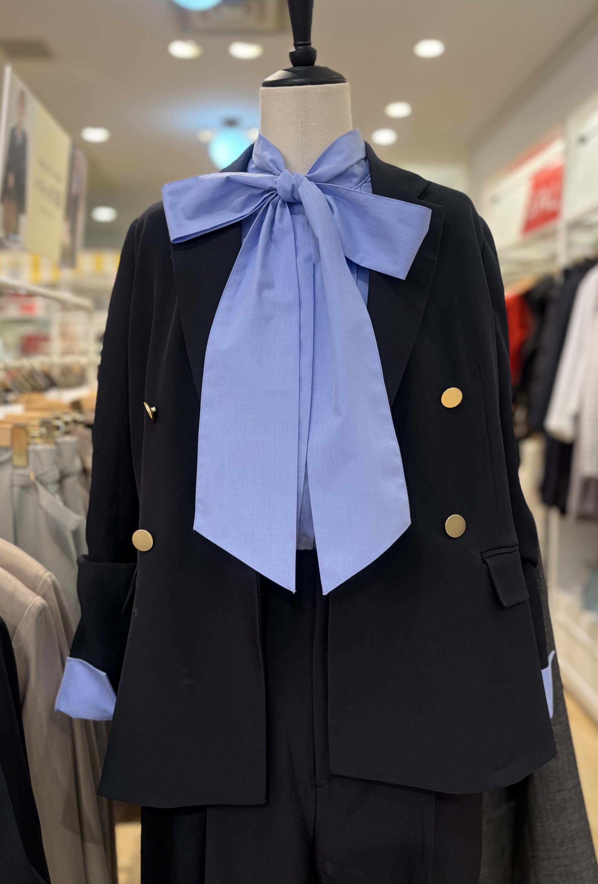 【ボウタイ付きで顔まわりを華やかに】リボンシャツ