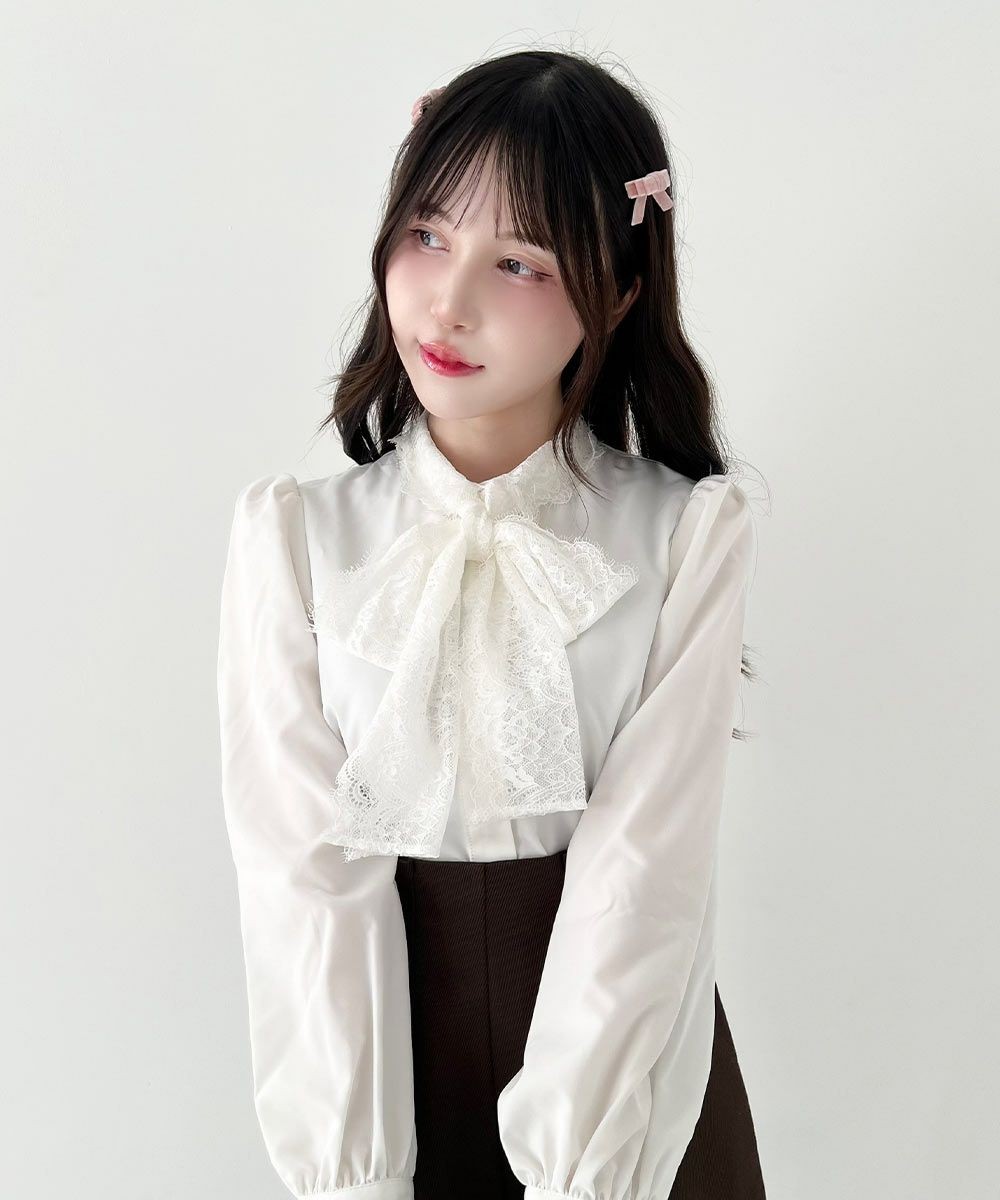 フロントのレースボウタイが目を惹くシャツ🌷