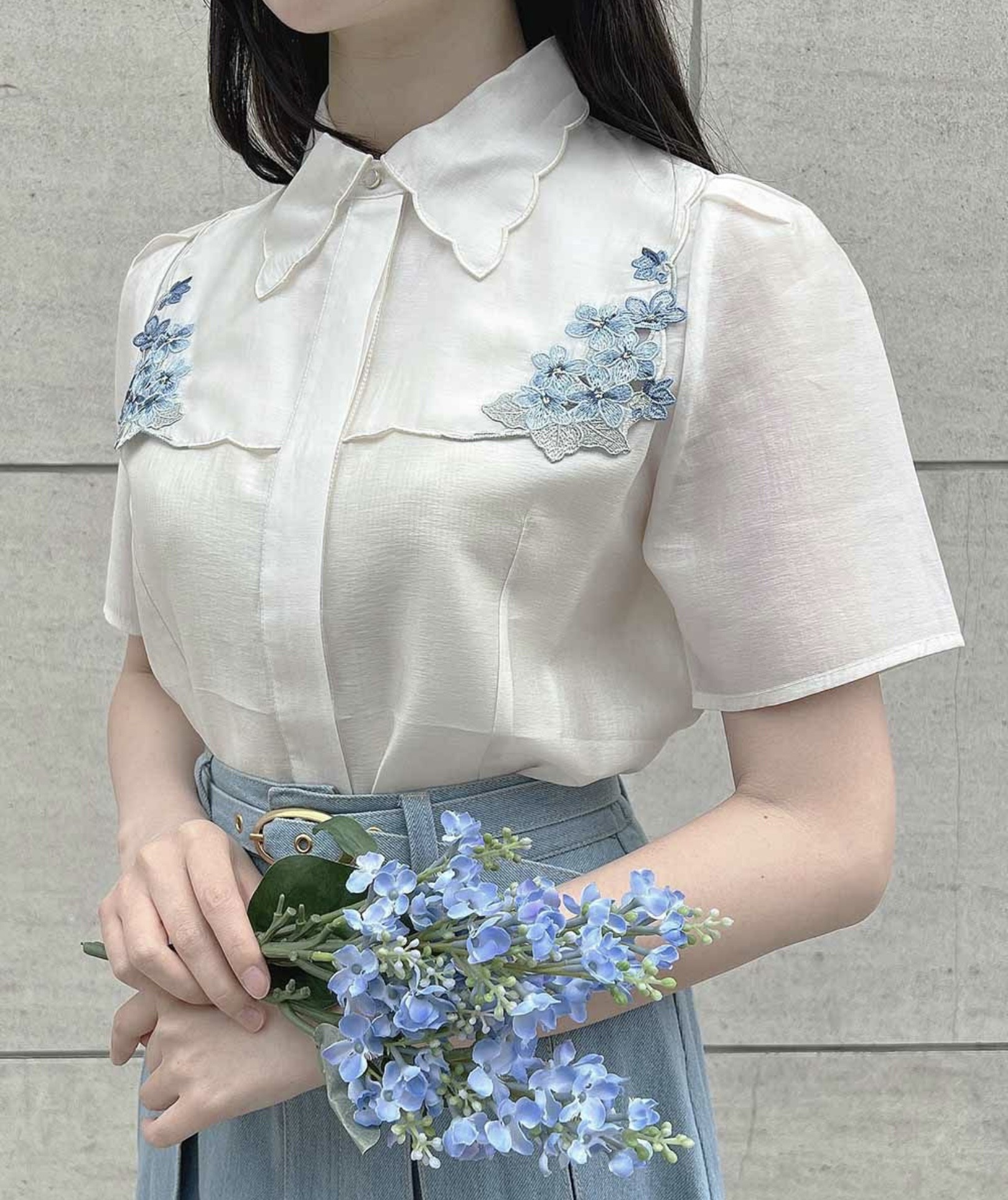 刺繍が上品な襟付きブラウス