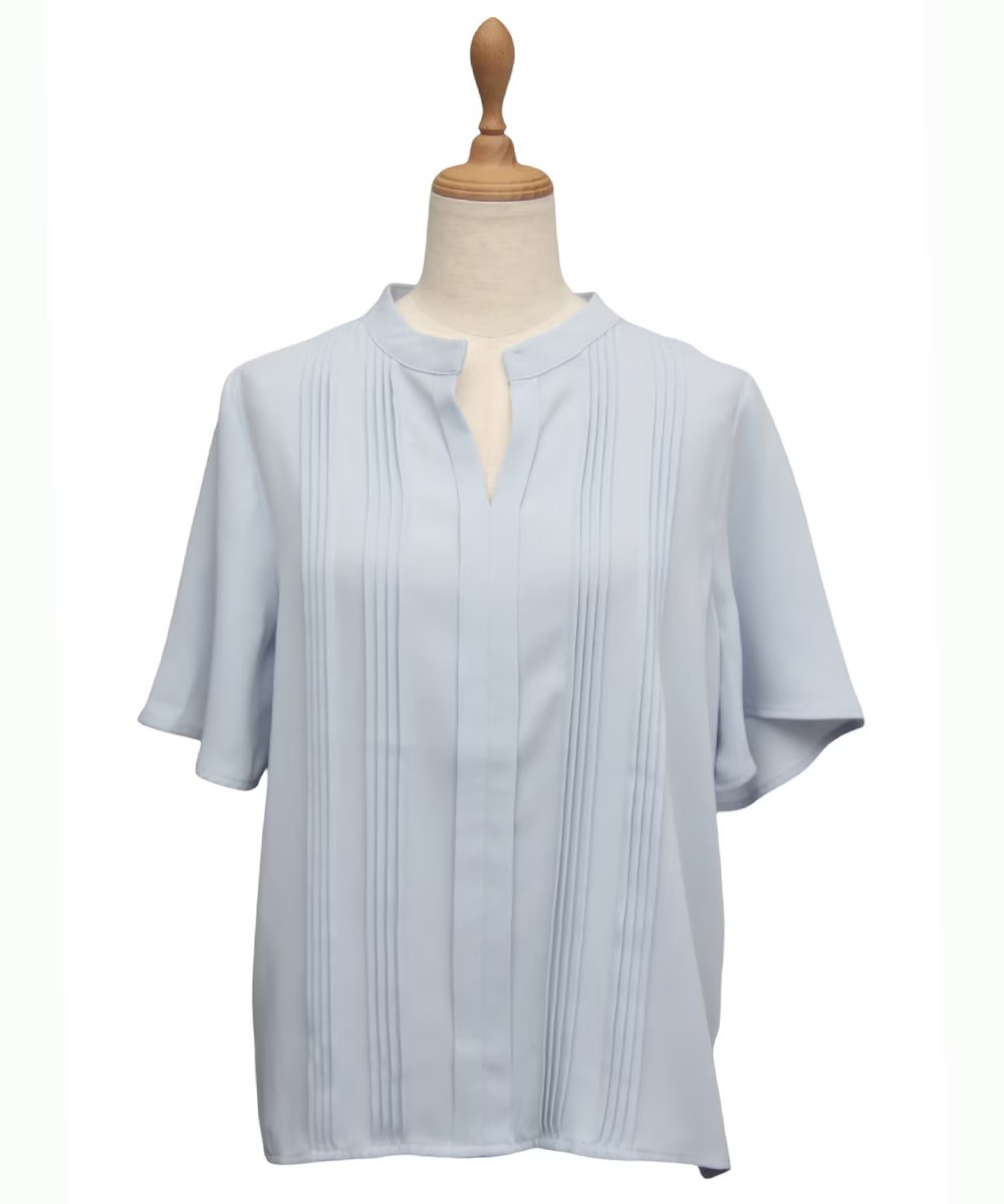 トレンドのピンタックが映えるハンサム顔ブラウス