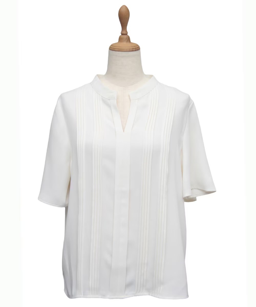 トレンドのピンタックが映えるハンサム顔ブラウス