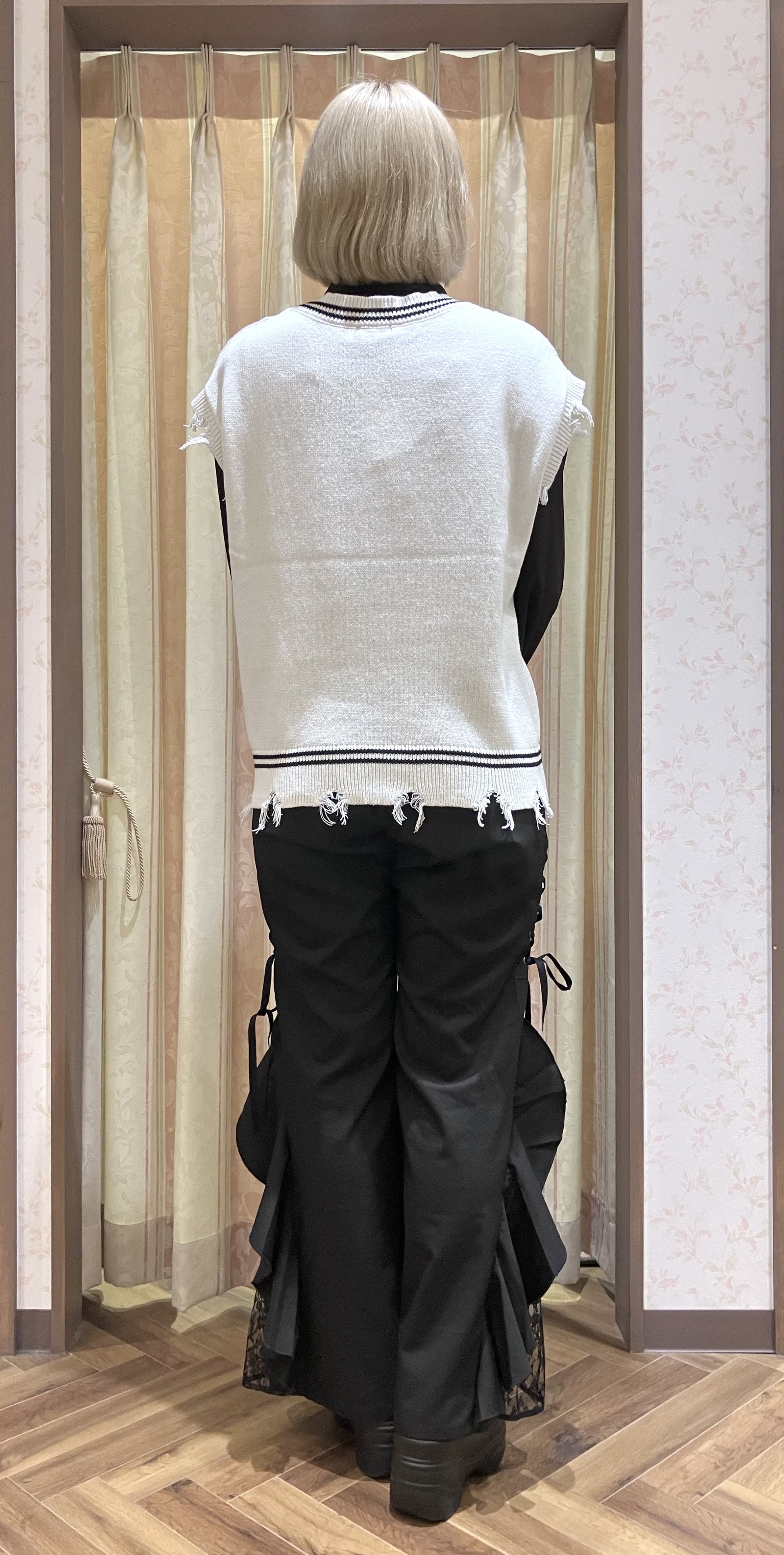 ネクタイ×ダメージニットベストで辛口プレッピーコーデ