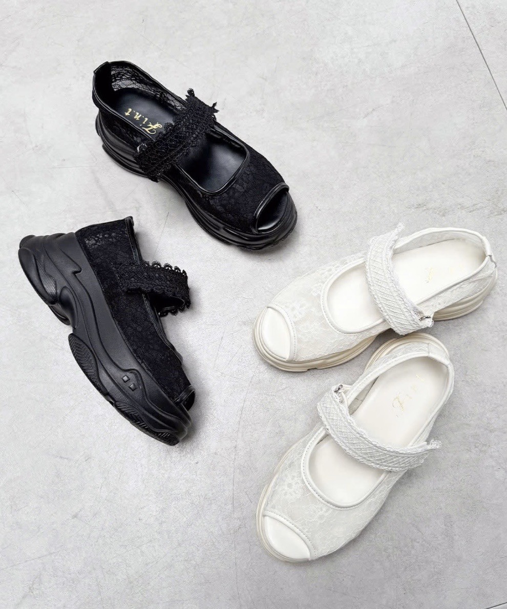繊細なレース素材がガーリーかつ軽やかな印象のスニーカーサンダル🌹
