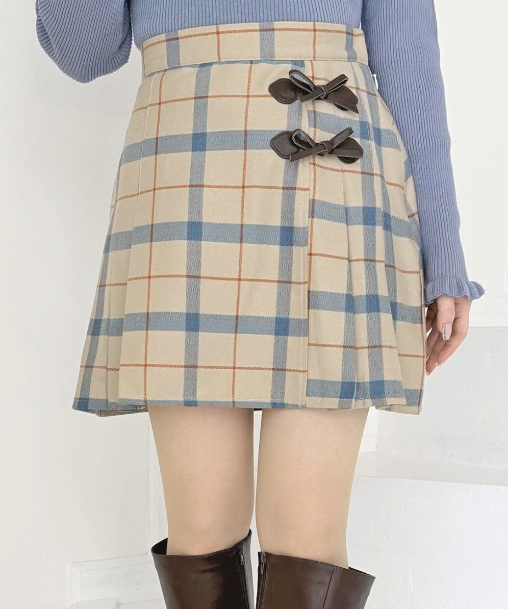 リボン使いとレトロなチェック柄が目を惹くミニスカート🎀