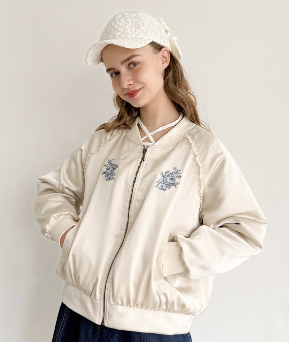バックスタイルに施したローズアーチの刺繍が目を惹くブルゾン♡