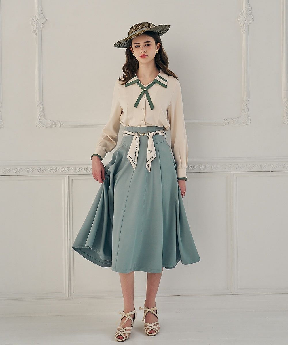 an another angelusオリジナルのロゴ入りスカーフが目を惹く、とびきりクラシカルなスカート。