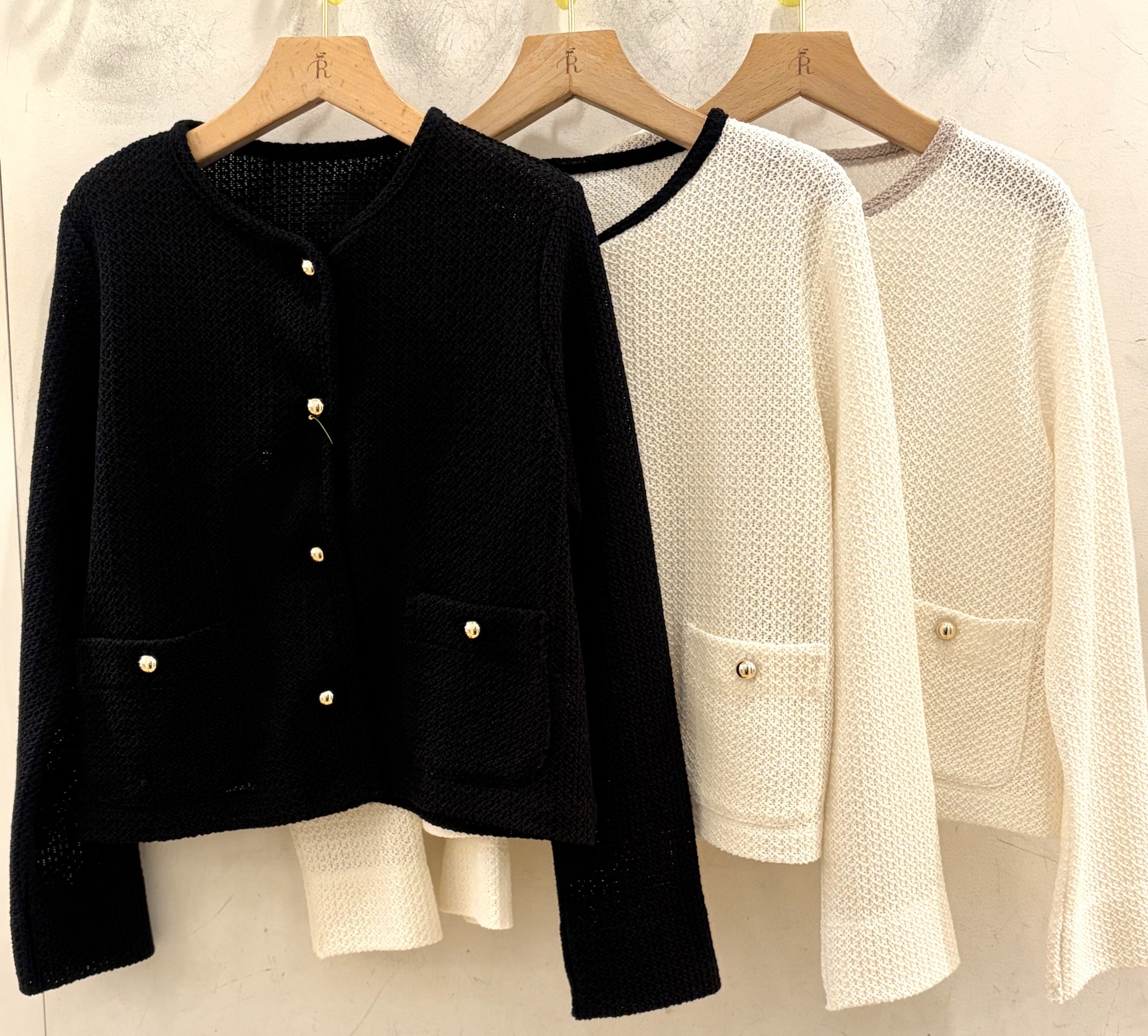 【ゴールドボタンが華を添える】ジャケット風カーディガン