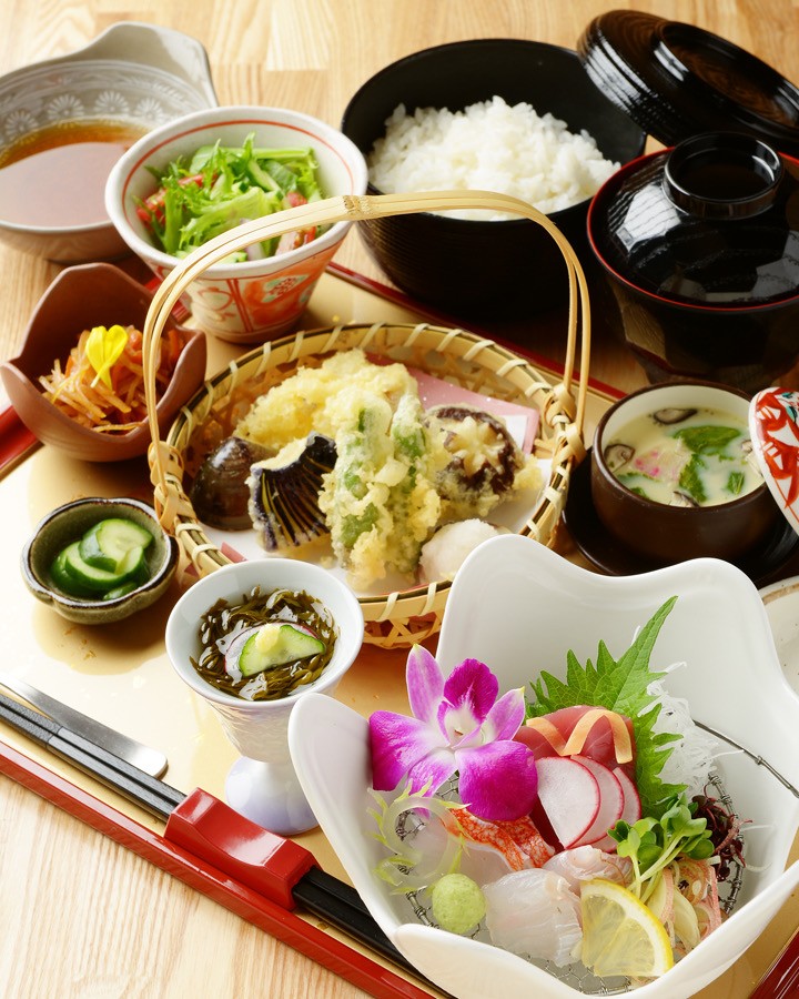 【三重地魚3点刺し盛りと桑名蛤と京野菜の天ぷら盛り】¥2,068(税込)