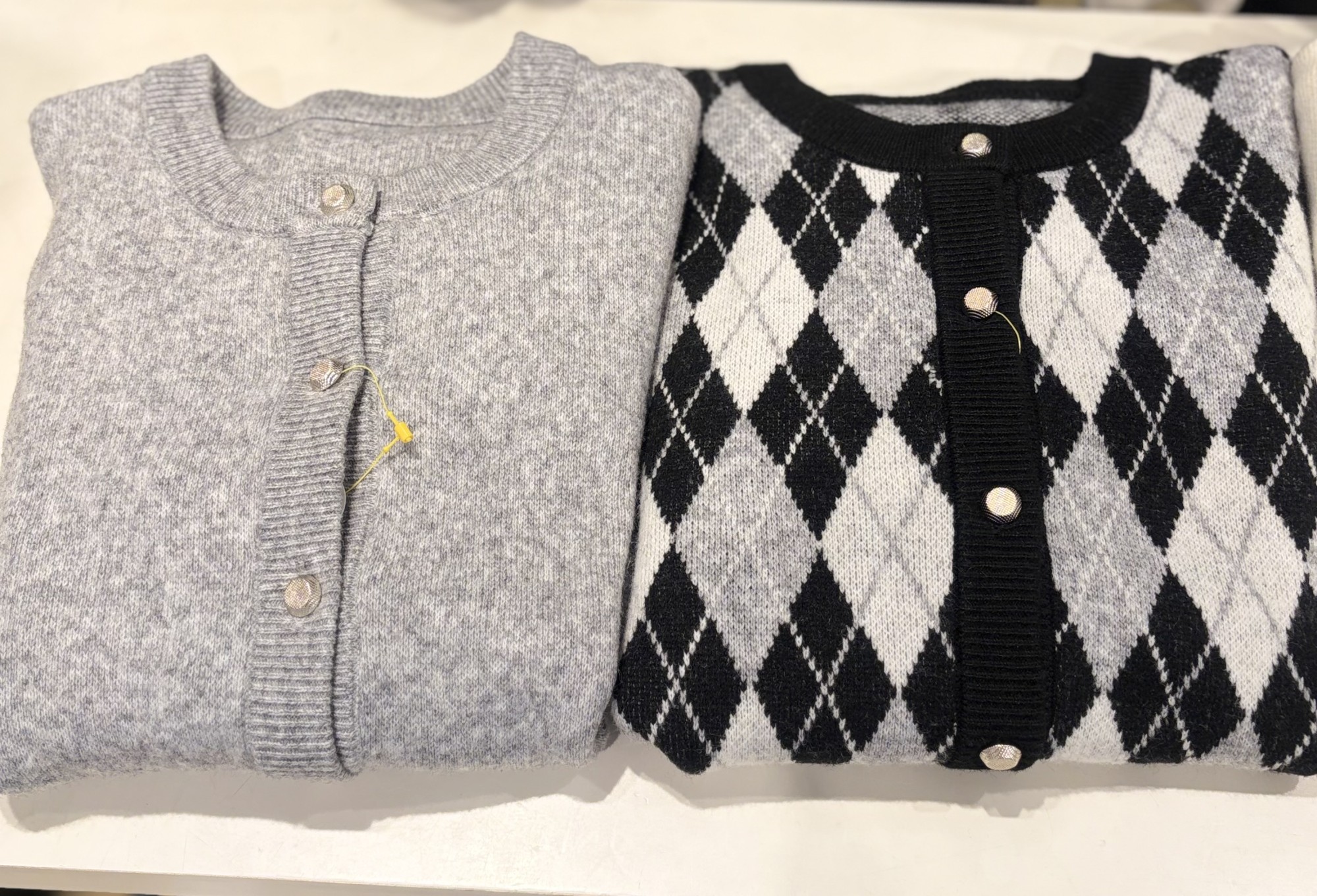 【秋冬シーズンに欠かせない!】ニットカーディガン