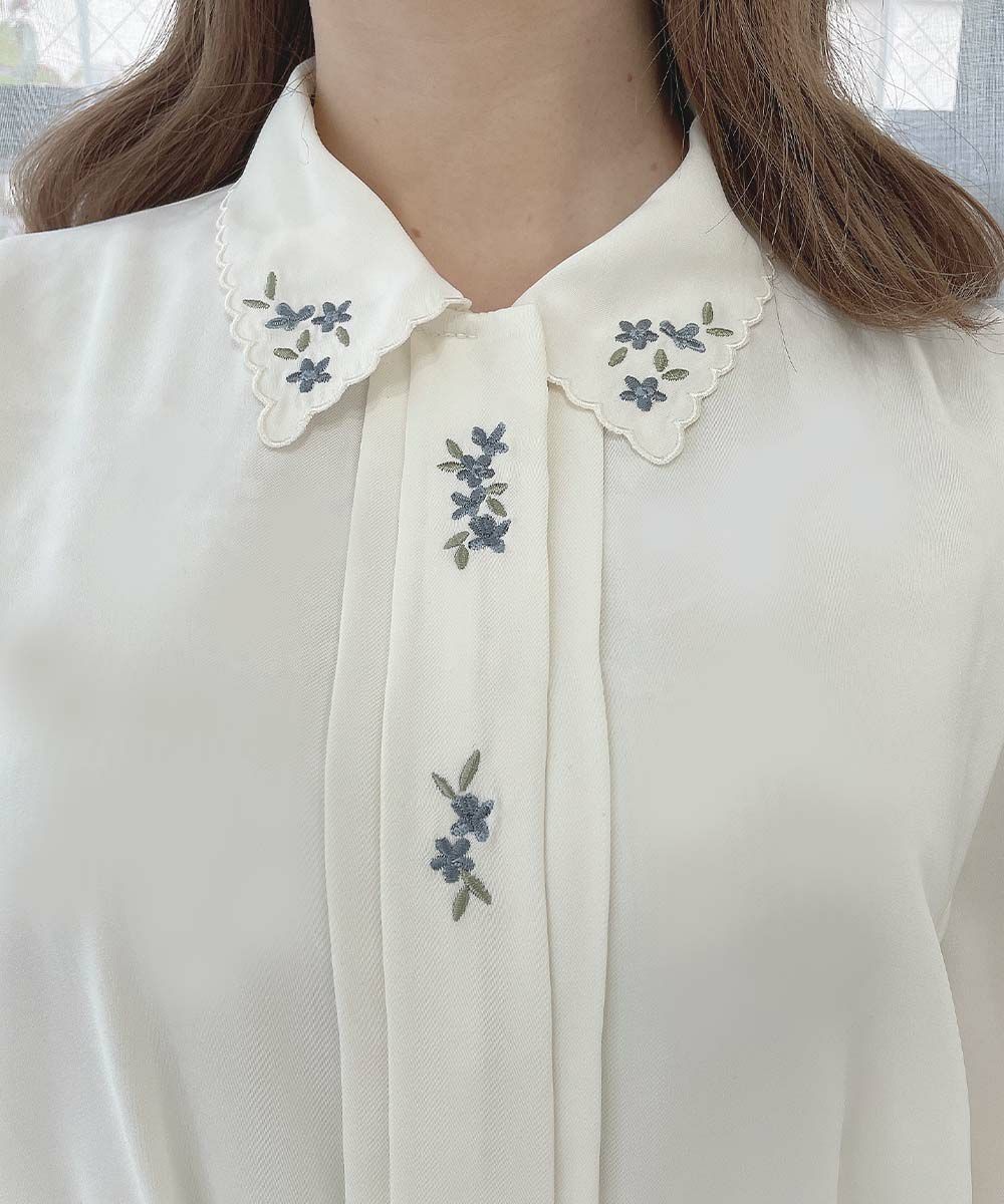 衿とフロントの小花刺繍がとびきりレトロなブラウス♡