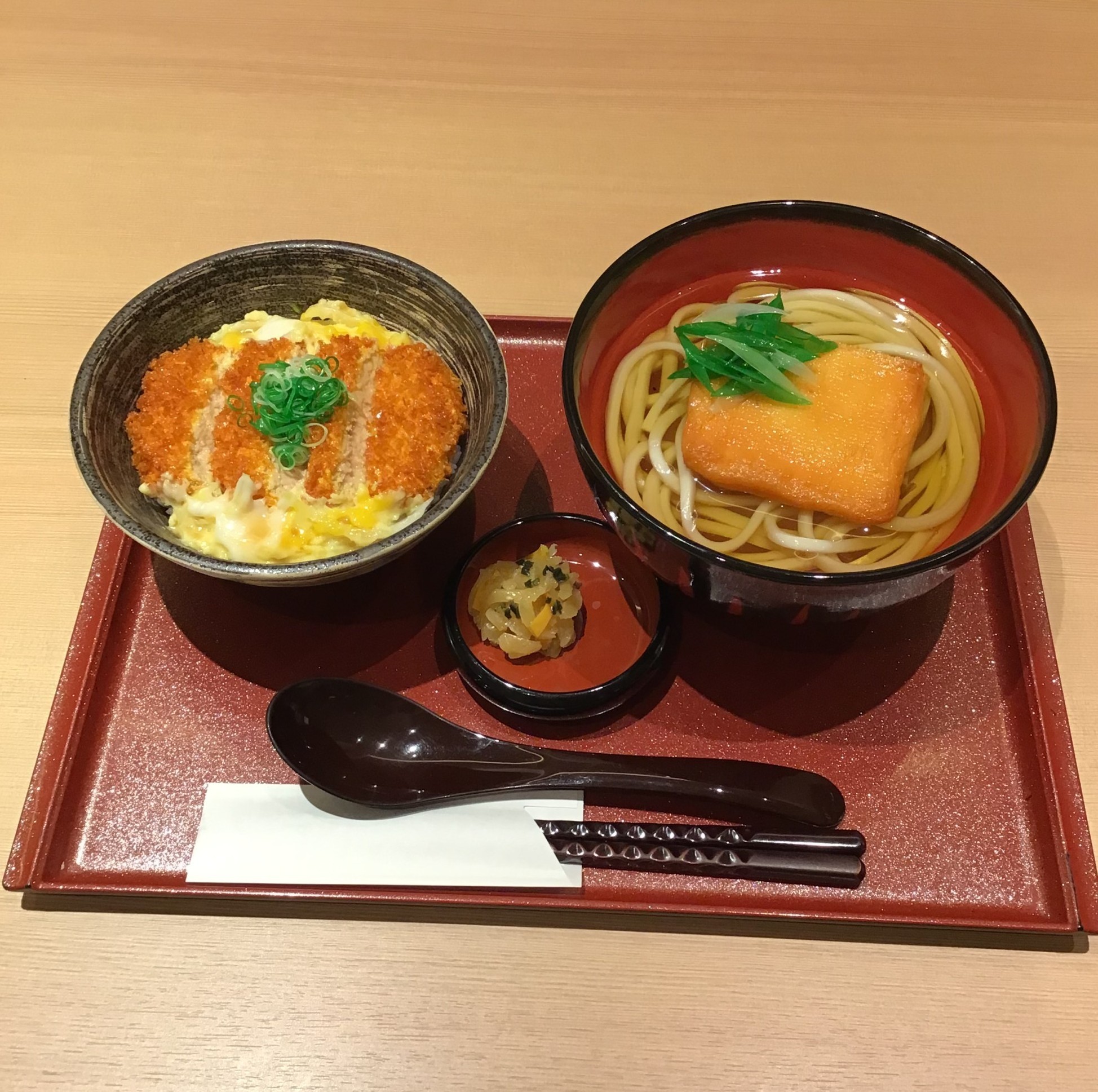 お好みの丼と小うどんが選べる定食✨