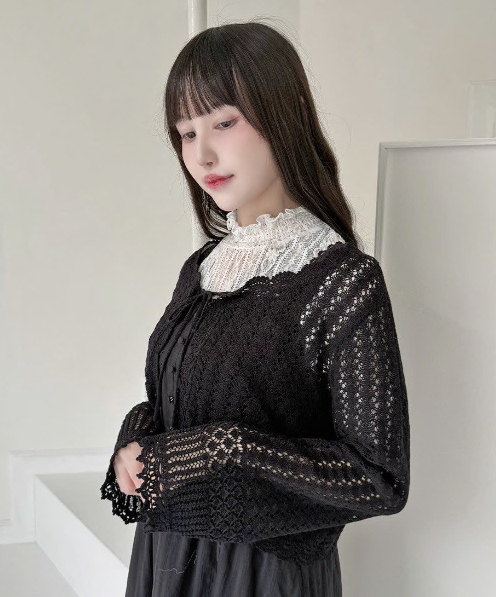 クロシェ風の透かし編みがヴィンテージライクなニットボレロ。
