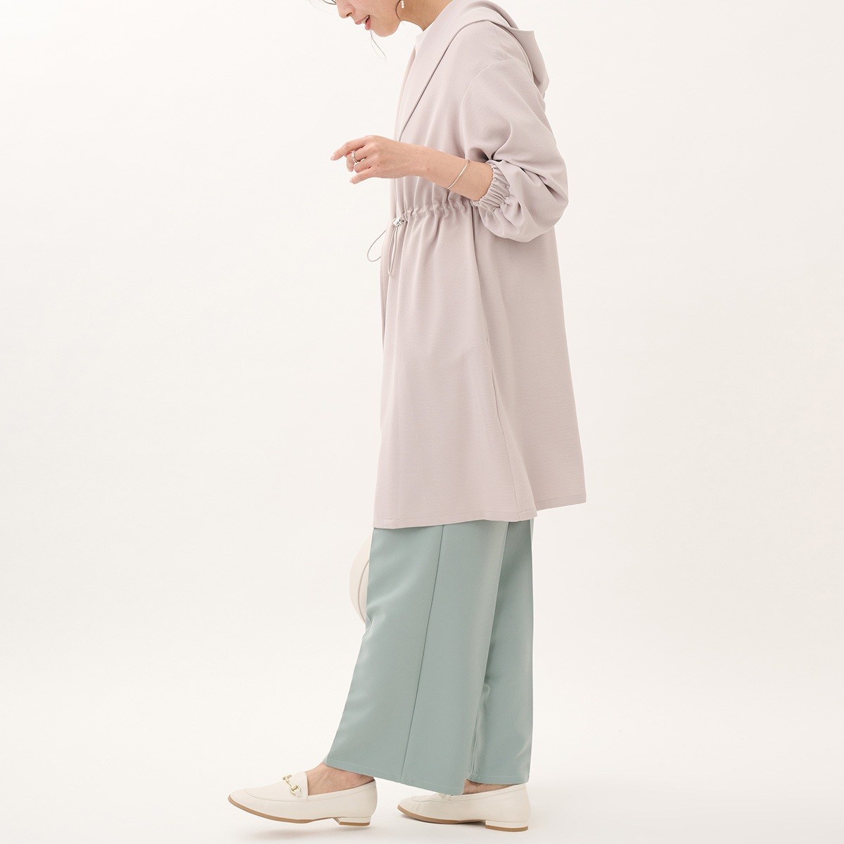 👗カーディガン感覚で季節の変わり目に重宝する、ガウンライクなハーフコート👗