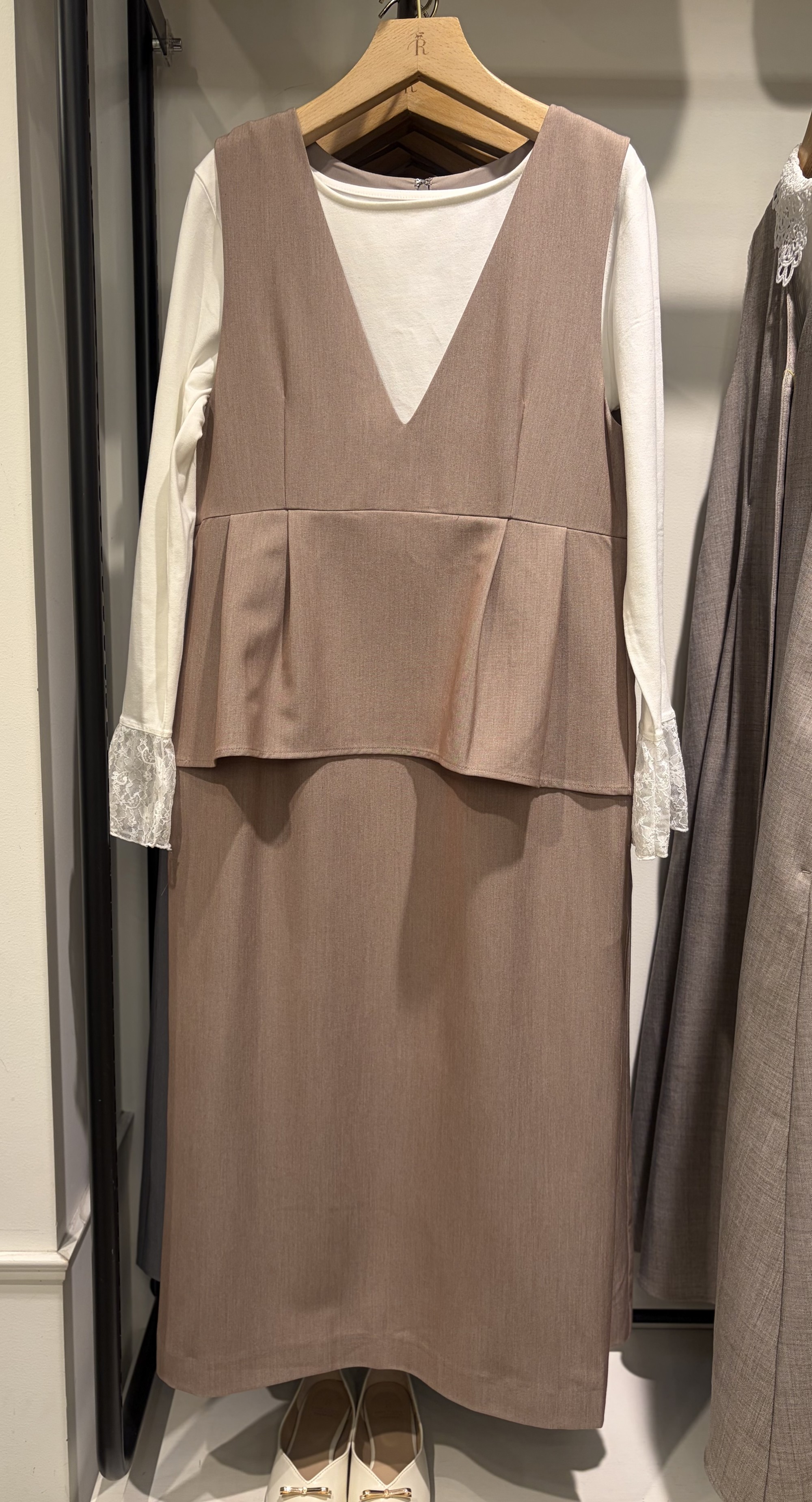 【ペプラムで魅せる】ジャンパースカート