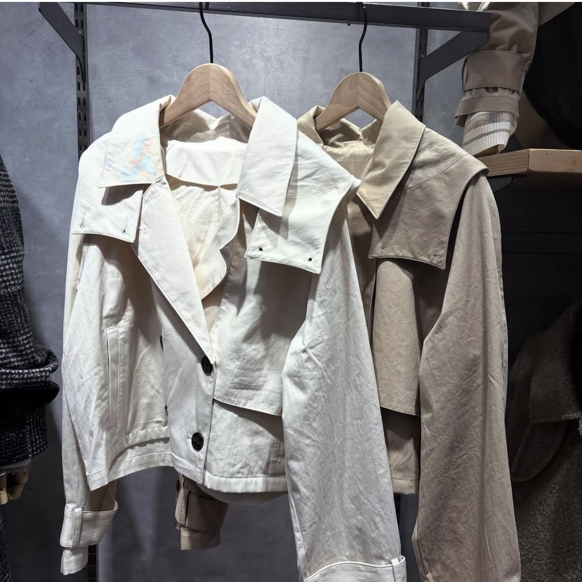 ショートトレンチとフリルパーカー♪