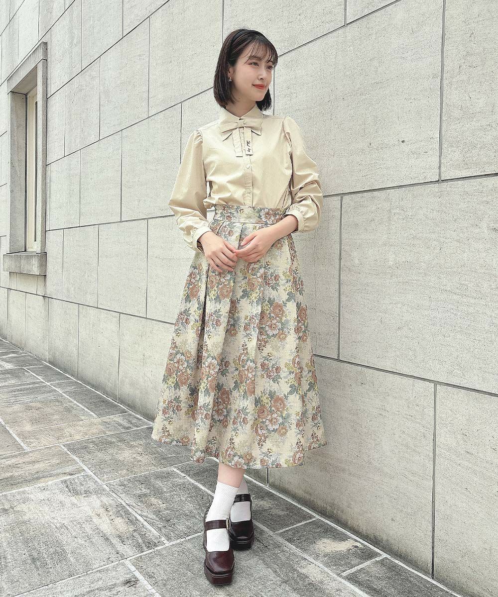 先が長いレトロな形の衿がアクセントになったシャツ🥀