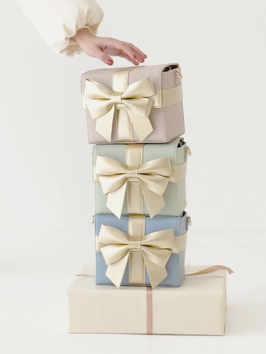 大きなリボンが乙女心をくすぐる、とびきりキュートなプレゼントボックスバッグ♡