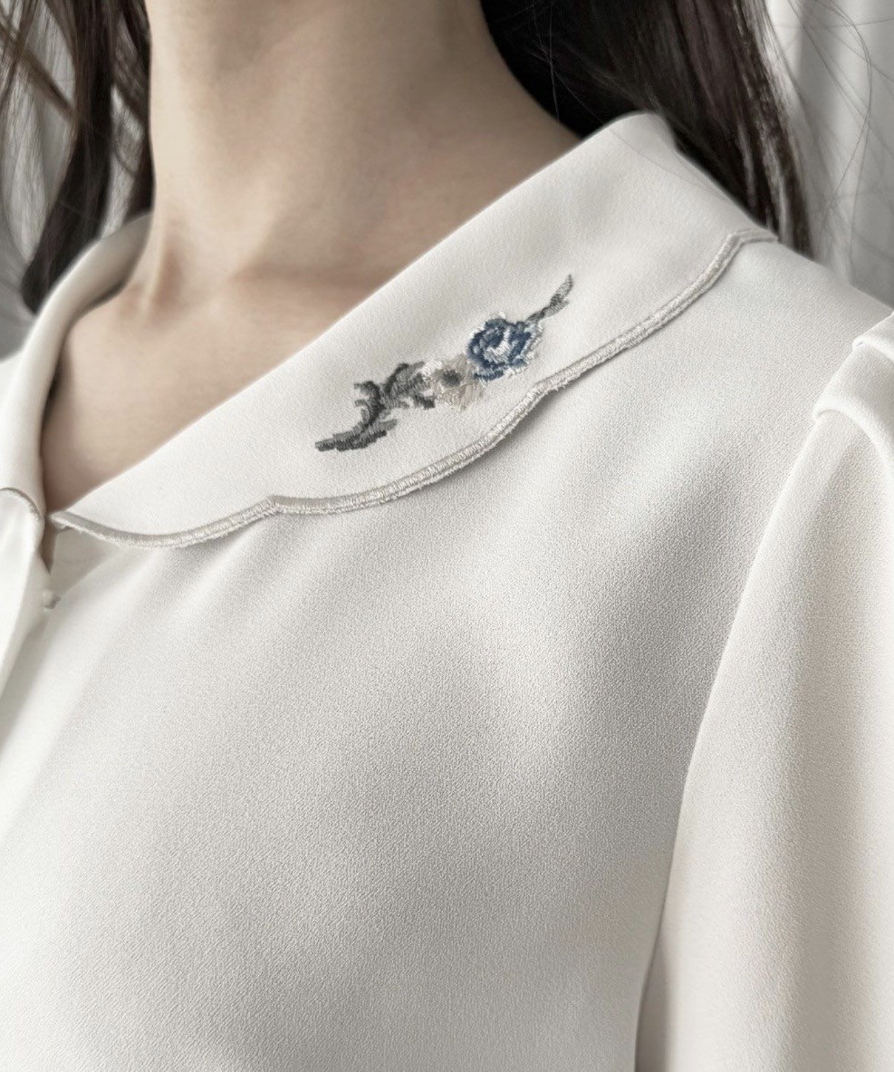 衿にあしらった繊細なローズ刺繍が目を惹くブラウス🥀