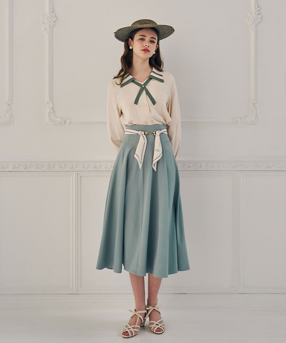 透け感のあるメッシュ素材にクロスリボンがあしらわれたサンダル。