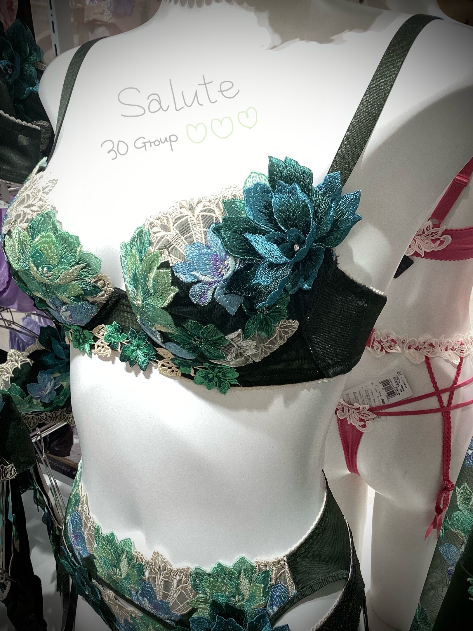 〈Salute〉30Group
