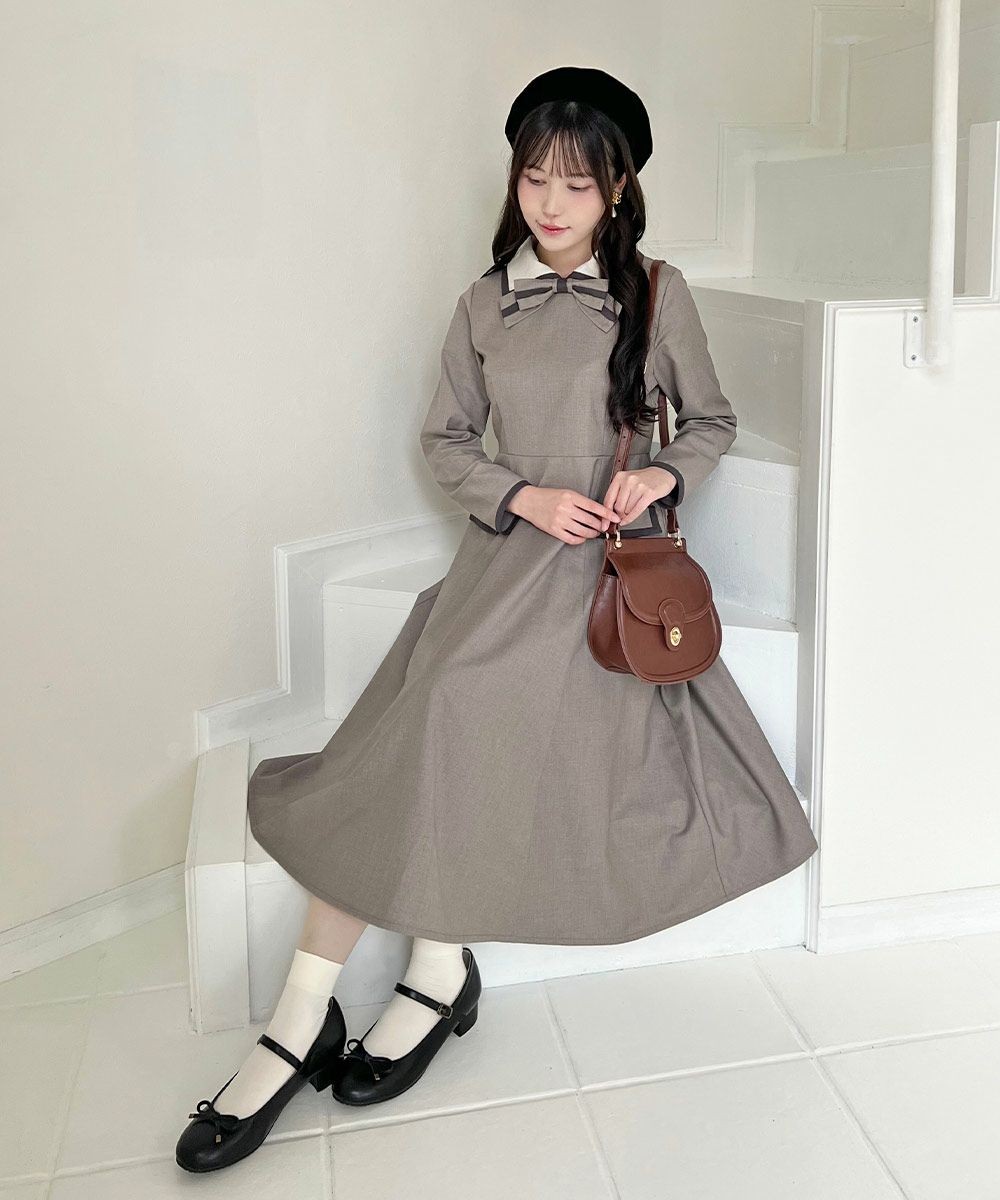 バイカラーのライン使いがレトロなムード漂うワンピース♡