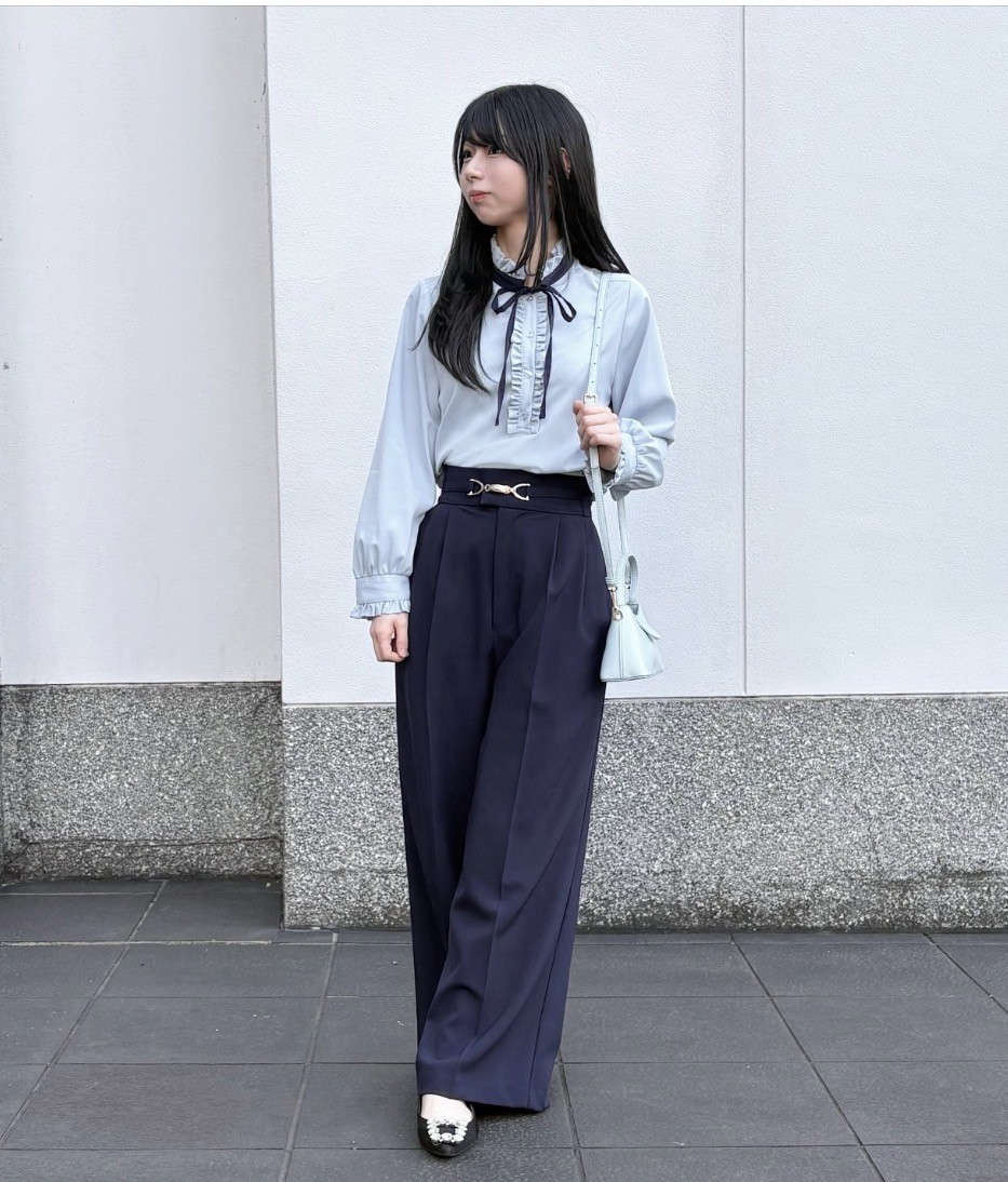 配色ナロータイが映える✨上品フェミニンブラウス