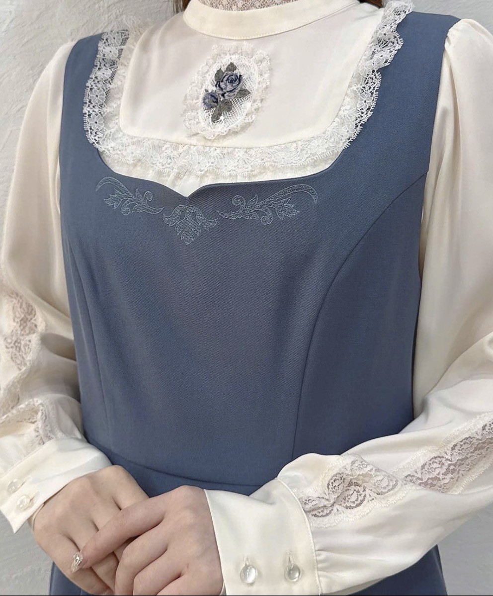 胸元のレリーフ刺繍が目を惹くジャンパースカート💐