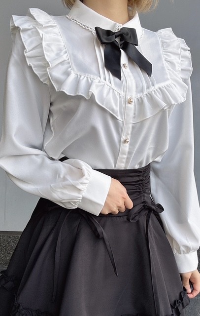 シンプルで合わせやすい新作ブラウス