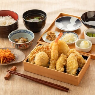 職人がこだわりのごま油で素材を目の前で揚げ、 一品一品を熱々のまま提供！