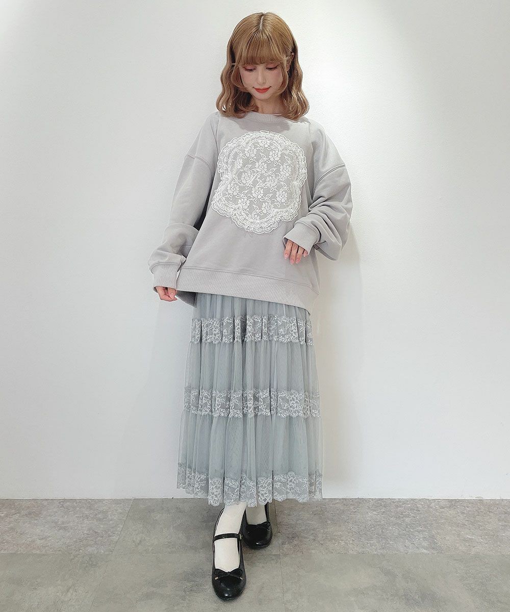 お花型のレースパッチワークがキュートなスウェット♡