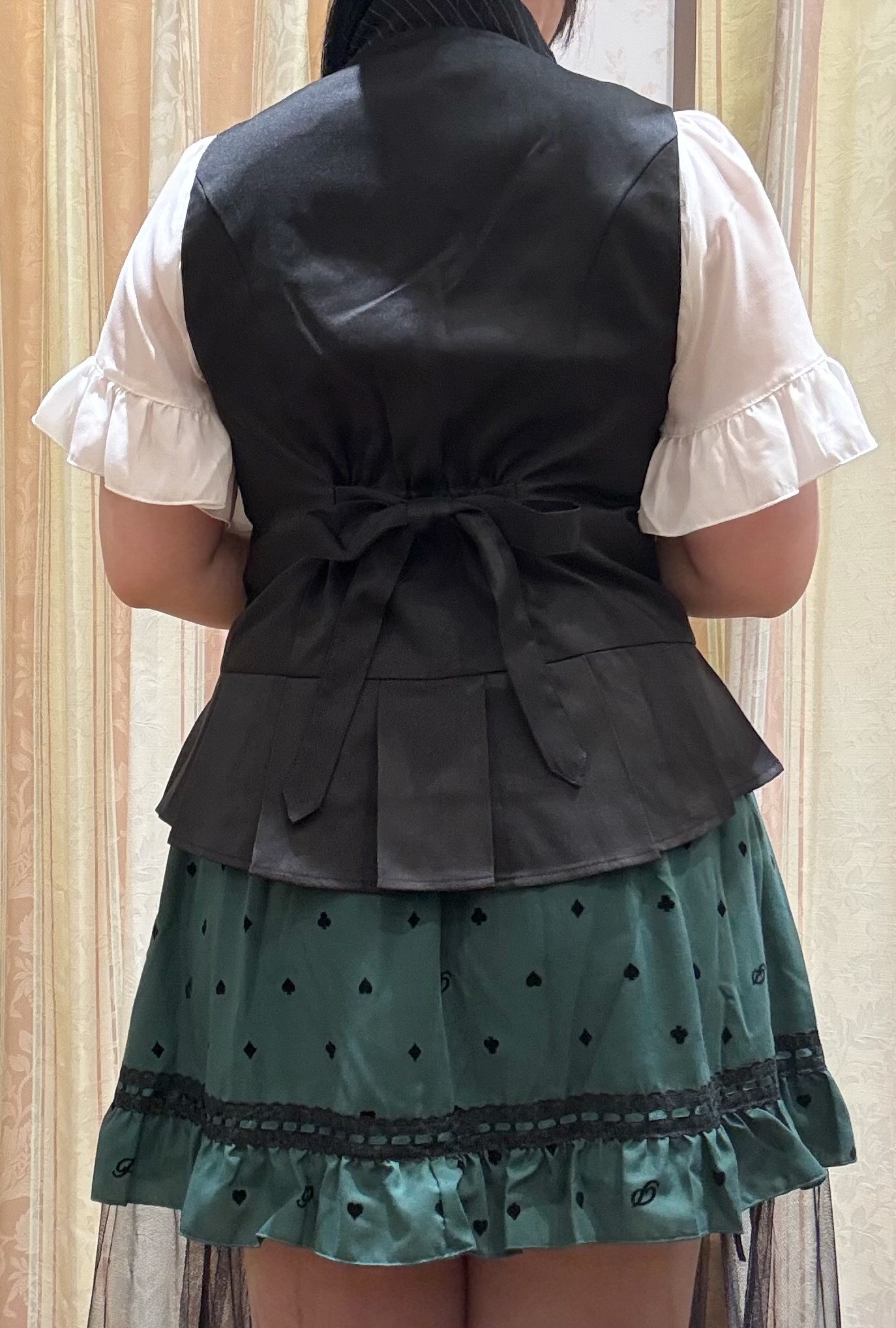 ベストを合わせたきっちりクラシカルコーデ
