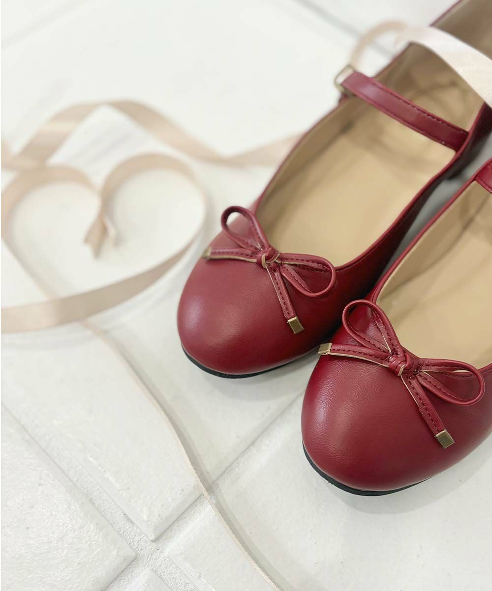 バレエシューズのようなリボン使いがフェミニンなストラップパンプス👡