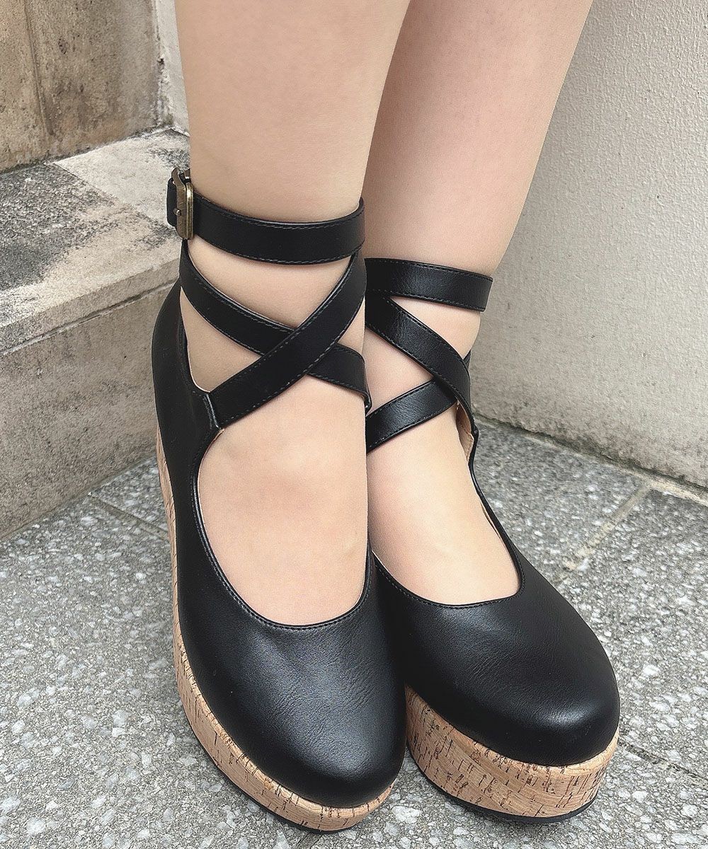 コルク調のソールとクロスストラップがクラシカルなムードたっぷりのパンプス👡