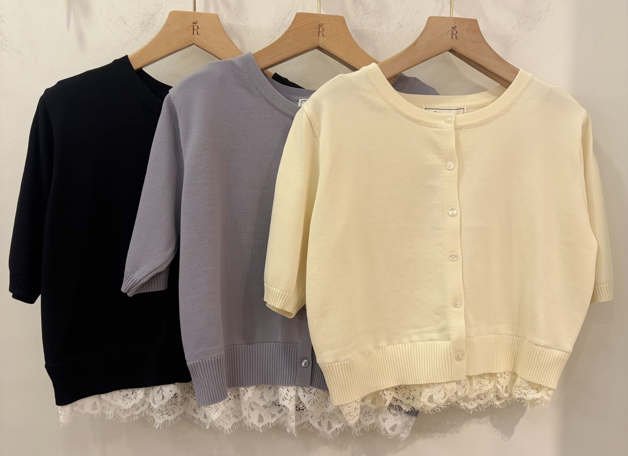 【裾からのぞく繊細なレースが上品な】フェイクレイヤードニット