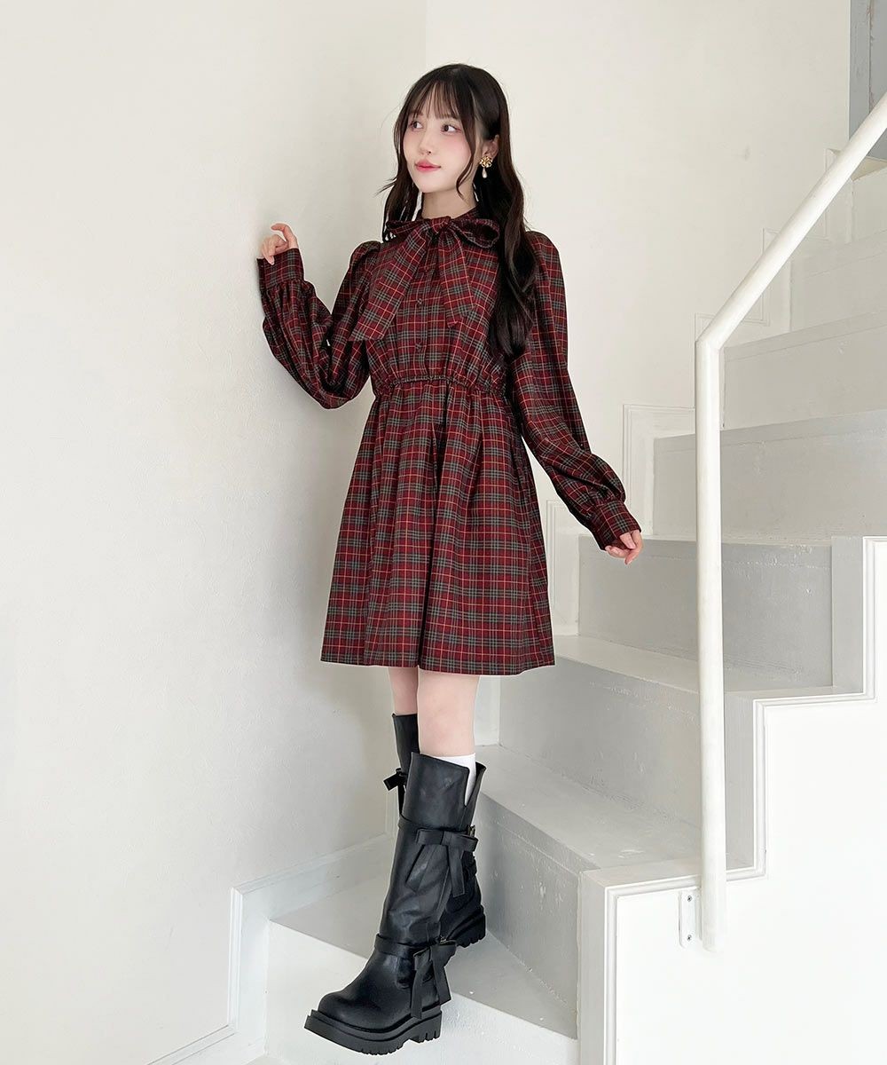 フロントのボウタイがとびきりキャッチーなチェックワンピース🌹