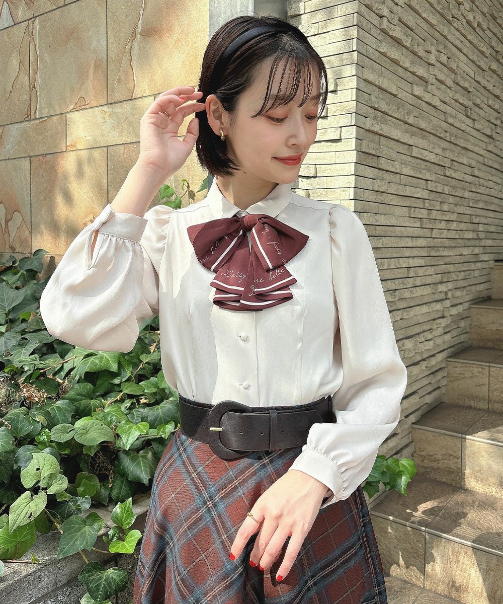 フレンチな配色使いのリボンタイが目を惹くブラウス🎀