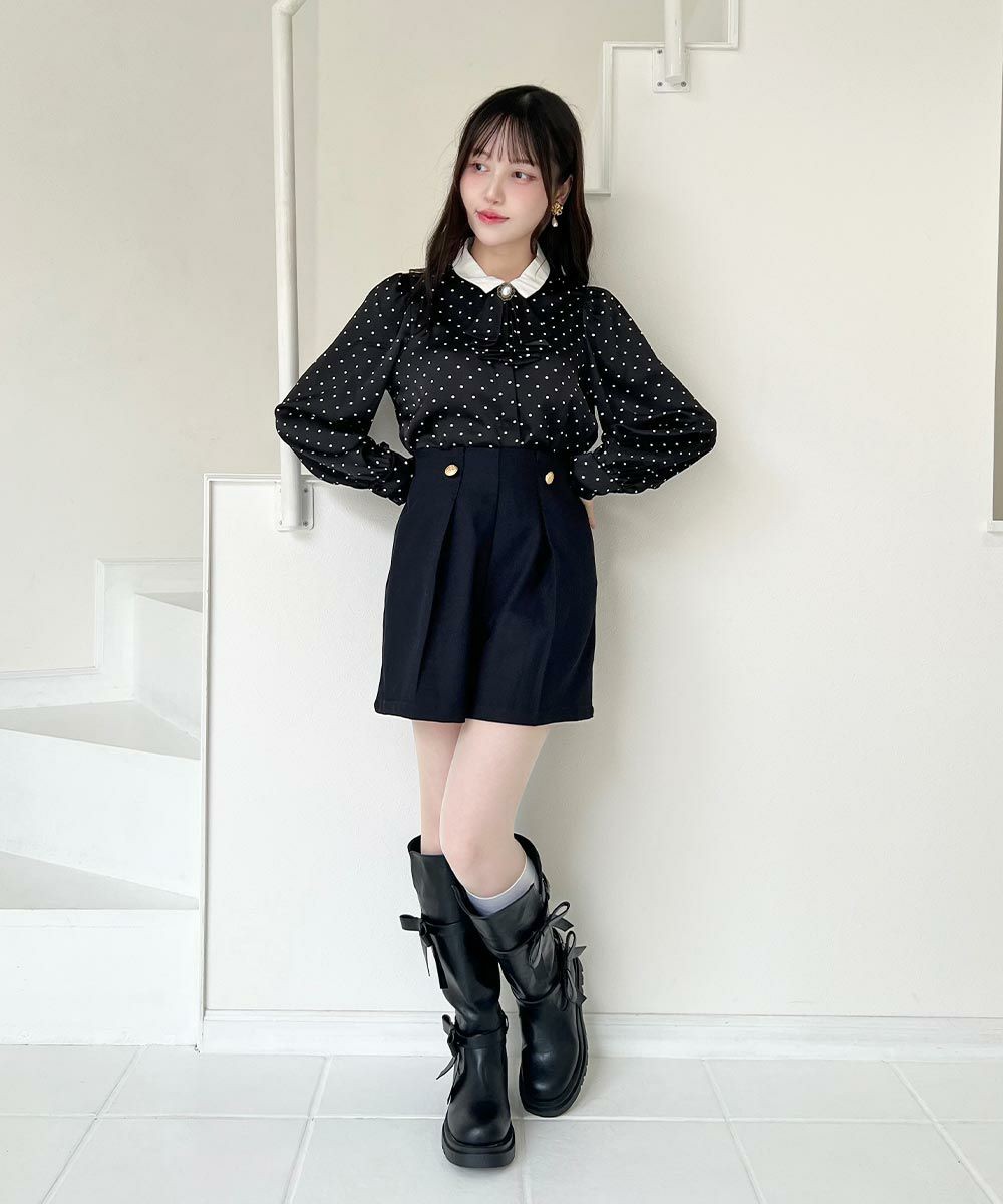 ブローチ付きのラッフルタイが上品なドットブラウス🌼