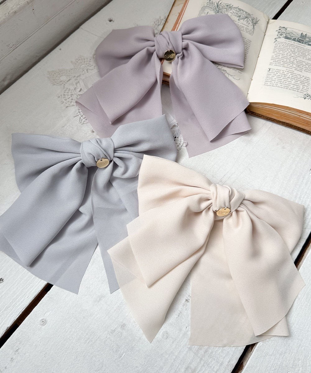 レディライクで存在感のあるラッフルリボンバレッタ。